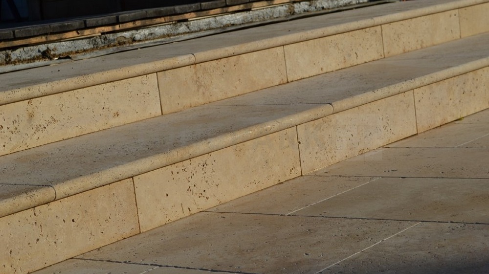 Kamenná dlažba kolem venkovního bazénu3